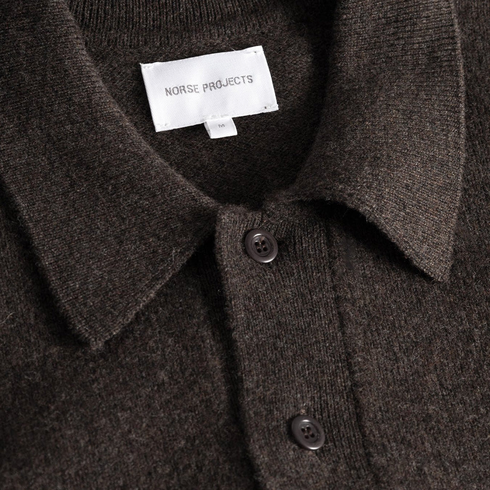 Norse-Projects-Standard-Merino-Lambswool-Polo-N45-0621-sealbrown-02.jpg